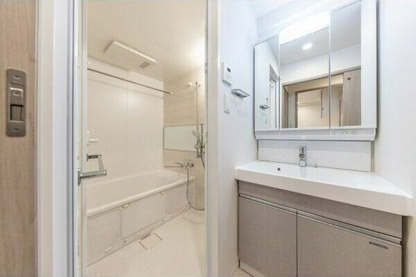 洗面設備　※写真は同じマンションの違う部屋のものになります。