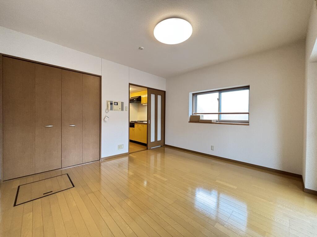 居室・リビング　南向きのリビングにはエアコン完備☆