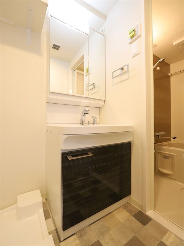 洗面設備　脱衣所　独立洗面台（シャンプードレッサー付）収納スペース有