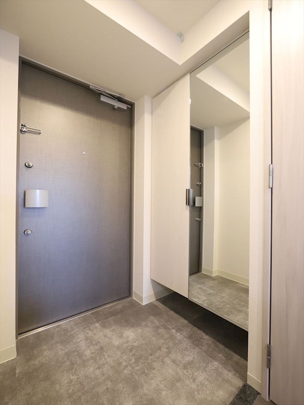 玄関　玄関　シューズボックス付（収納充実してます）