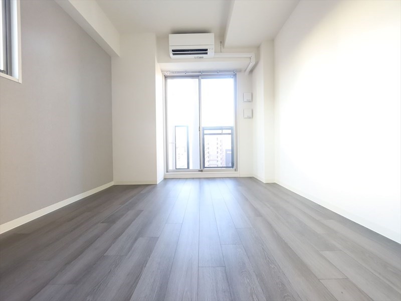 居室・リビング　洋室8.5帖　エアコン完備　バルコニー