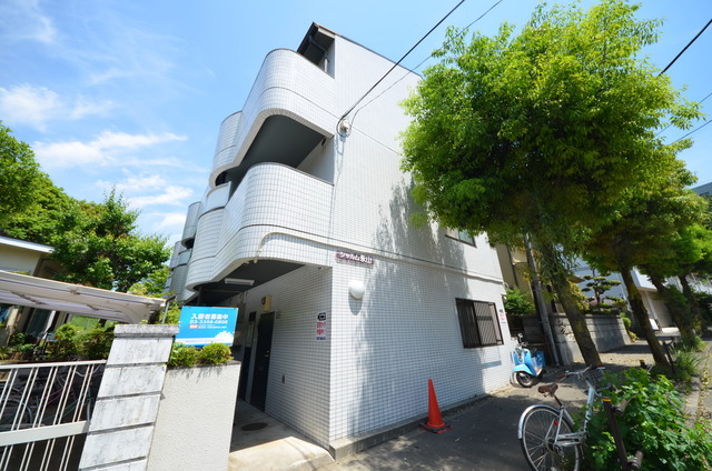 建物外観　★程よい緑に囲まれた、居心地の良い物件です★