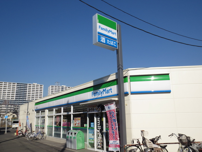 コンビニ　ファミリーマート（コンビニ）まで200m