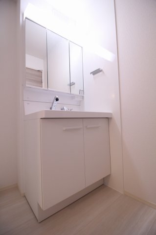 洗面設備　独立洗面台、小物を置くことができて便利です