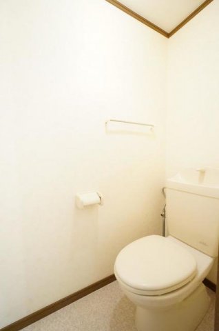 トイレ　落ち着いた色調のトイレです