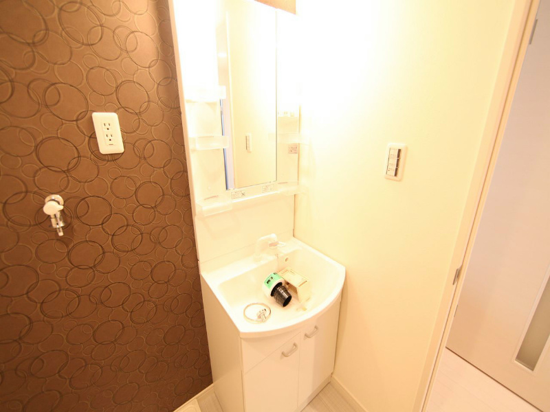 洗面設備　独立洗面台付（シャンプードレッサー付）温水洗浄便座付トイレ