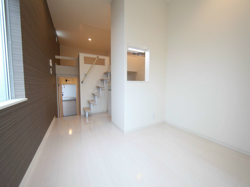 居室・リビング　洋室7.7帖　ロフト4.5帖（収納にも寝室にも使えます）