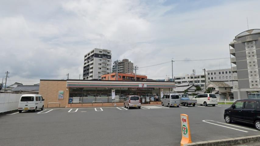 コンビニ　セブンイレブン（コンビニ）まで392m