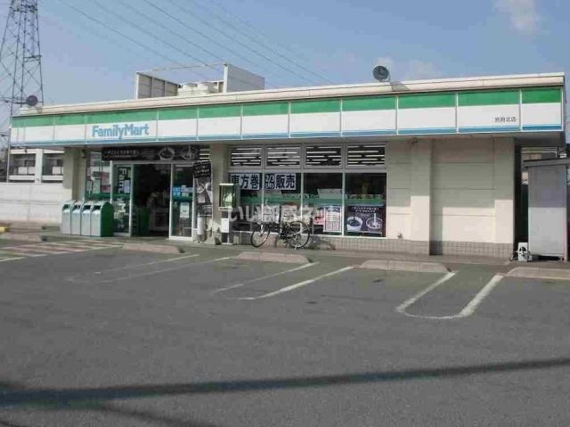 コンビニ　ファミリーマート（コンビニ）まで1242m