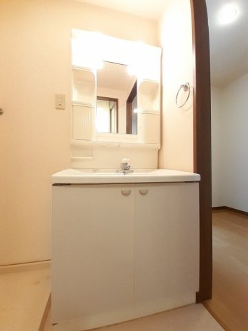 洗面設備　明るい洗面所です