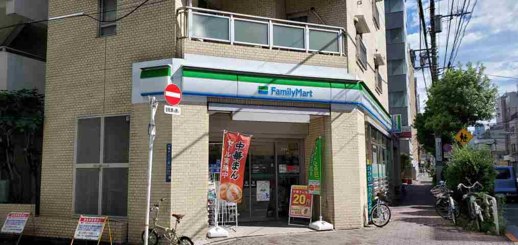 コンビニ　ファミリーマート（コンビニ）まで108m