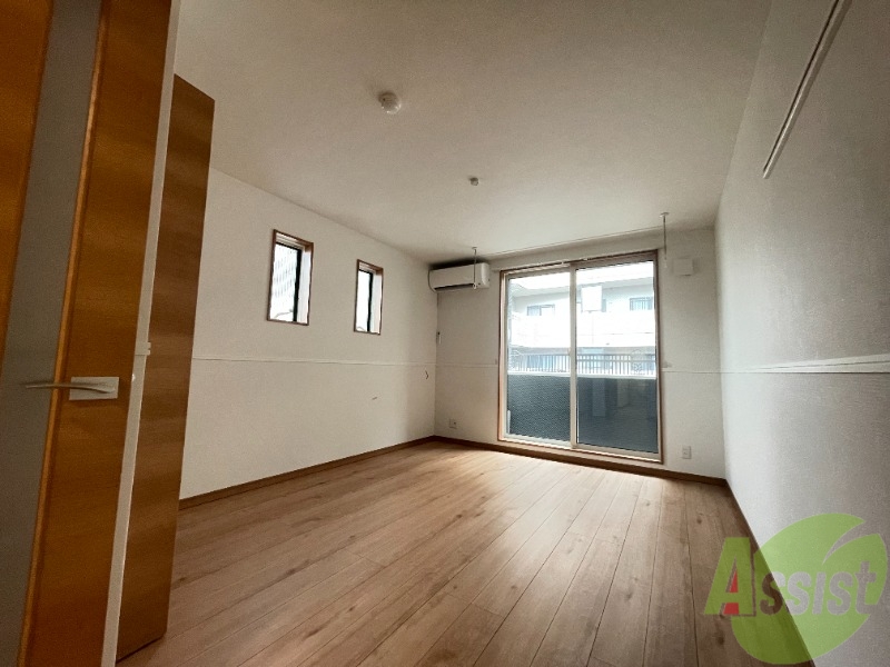 居室・リビング　南向きの大きめの窓から日差しがたっぷり入る明るいお部屋です。