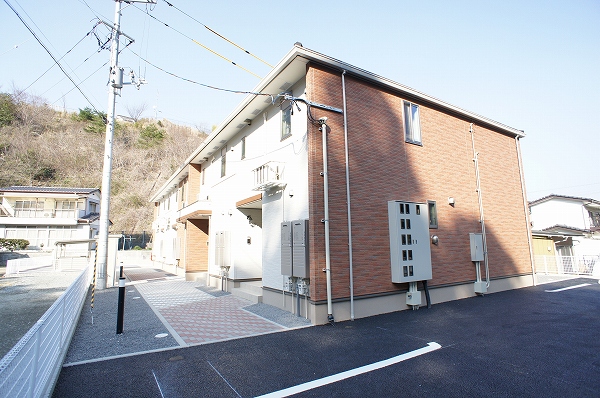 建物外観　各部屋専用の屋外物置あり。タイヤ置きにいいですね。