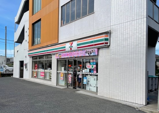 コンビニ　セブンイレブン（コンビニ）まで555m
