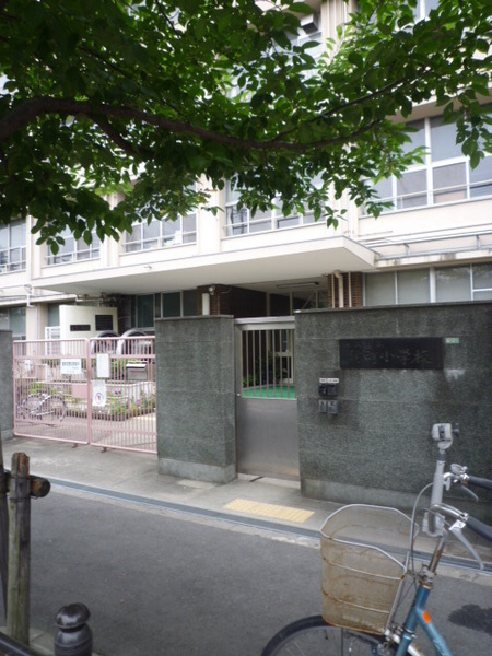 小学校　大阪市立鶴町小学校（小学校）まで557m