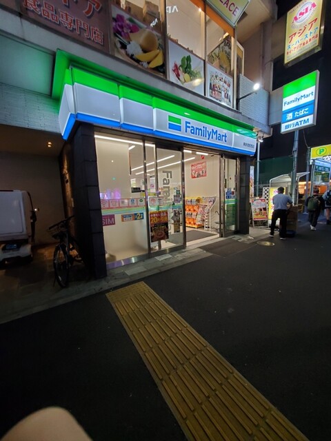 コンビニ　ファミリーマート東新宿店（コンビニ）まで166m