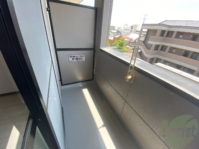 バルコニー　バルコニー側からリビングを撮影しました。明るい雰囲気ですね。