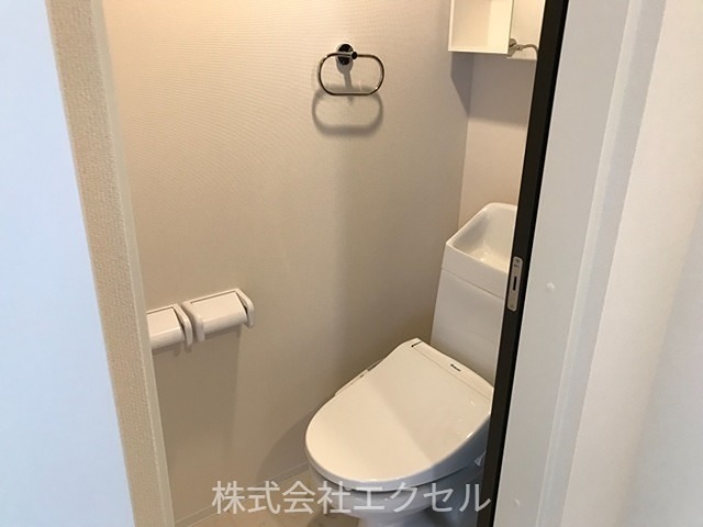 トイレ　温水洗浄便座です。