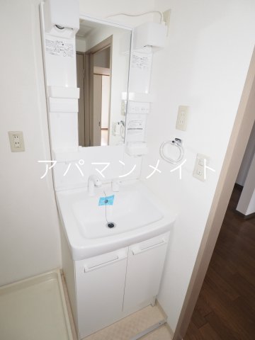 洗面設備　スペースのある洗面所