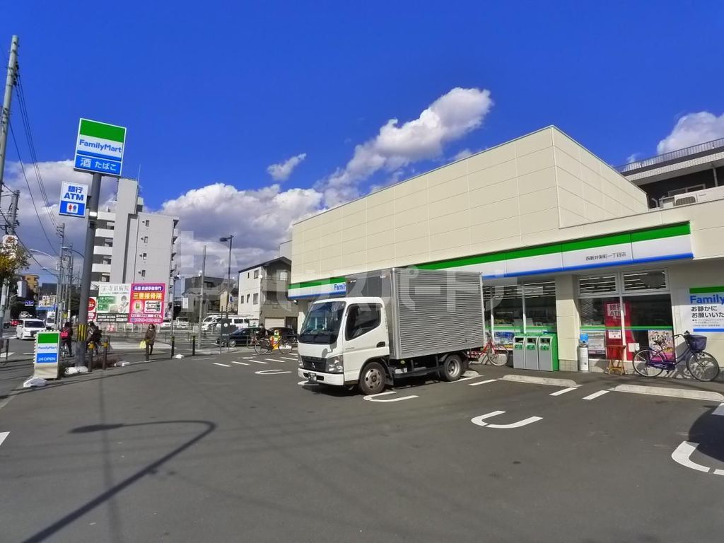 コンビニ　ファミリーマート西新井栄町一丁目店（コンビニ）まで140m