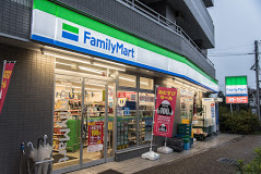 コンビニ　ファミリーマート 弦巻一丁目店（コンビニ）まで379m