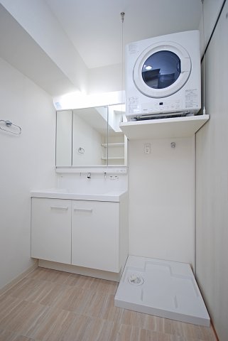洗面設備　シャワー付独立洗面台！3面鏡タイプで、身支度に大活躍です！