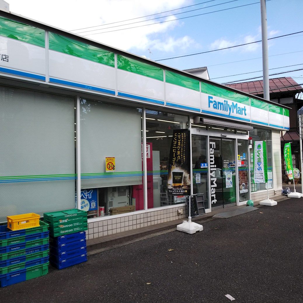 コンビニ　ファミリーマート世田谷新町店（コンビニ）まで349m