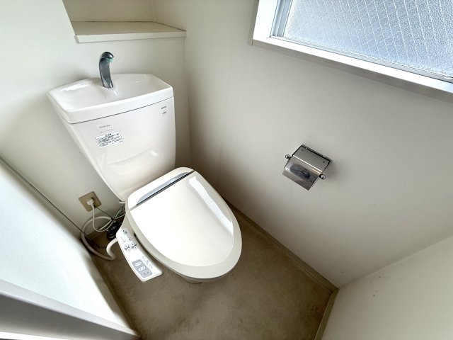 トイレ　温水洗浄便座付きのトイレです♪