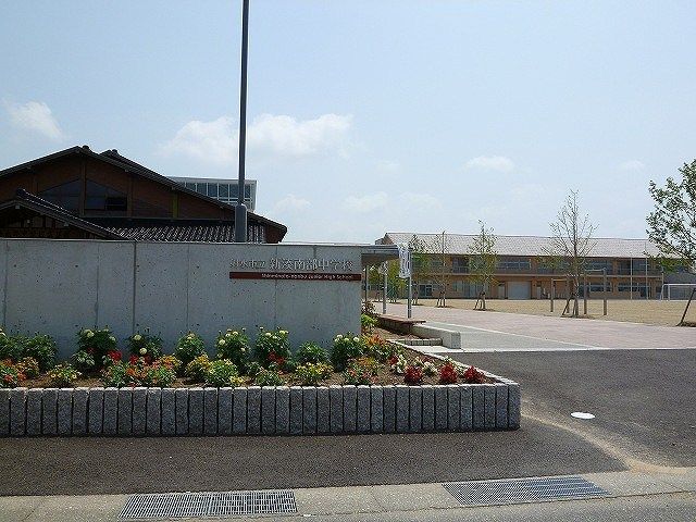 中学校　新湊南部中学校（中学校）まで700m