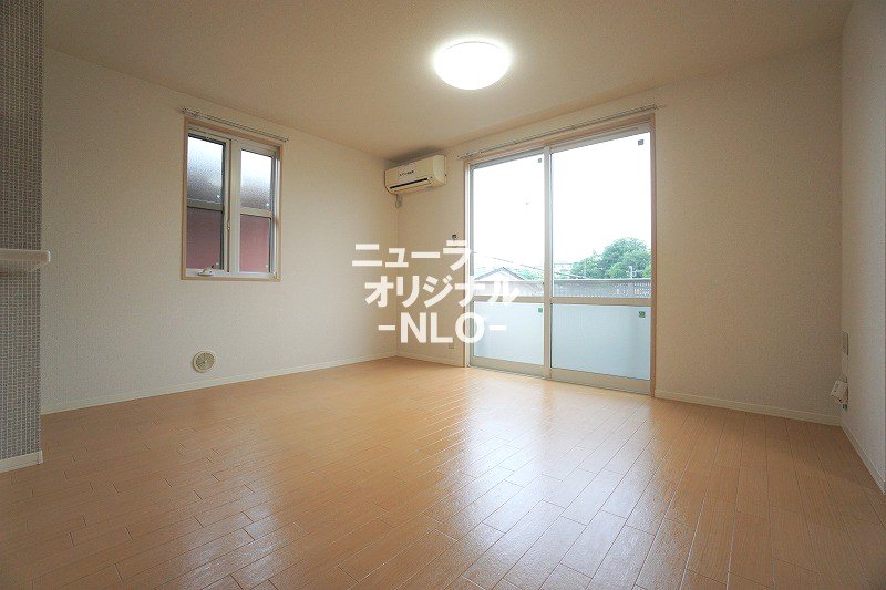 居室・リビング　広々とした13.4帖のLDK☆キッチンは対面式です☆