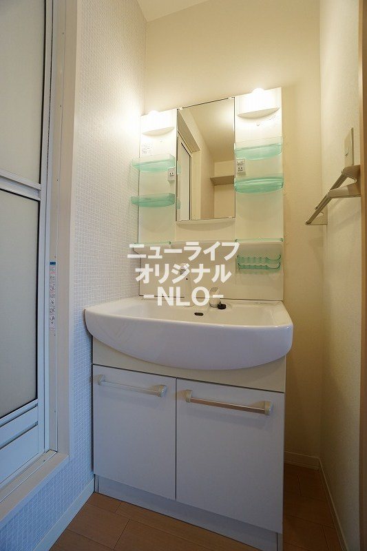 洗面設備　シャワー付き洗面台で朝の支度も楽にできます☆