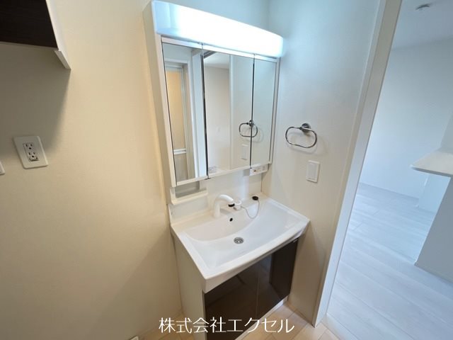 洗面設備　シャワー付き洗面化粧台完備です。