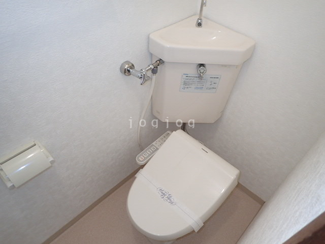 トイレ　嬉しい温水洗浄便座付きのトイレです。