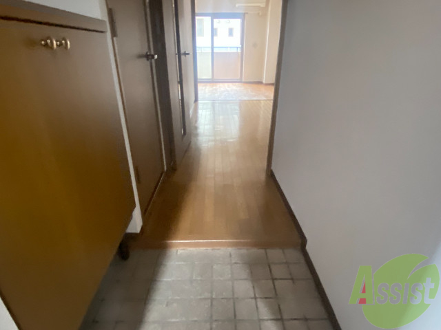 玄関　玄関からは、すぐにお部屋が見えないの安心ですね。