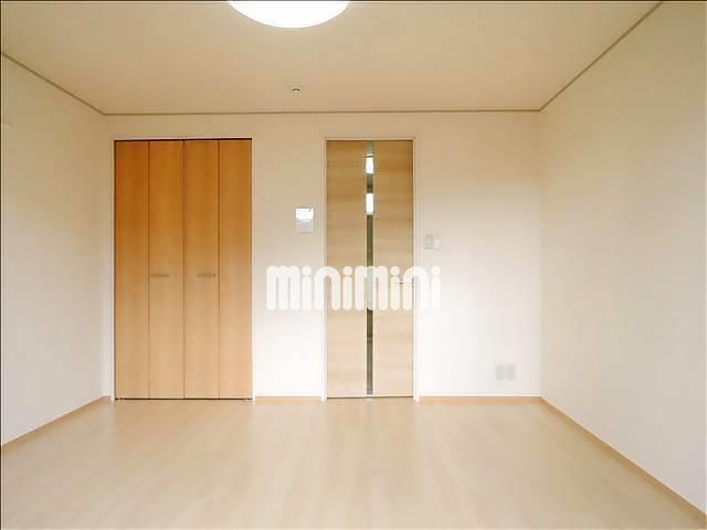 居室・リビング　フローリングや建具も交換しました。