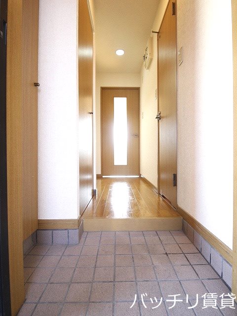 玄関　同シリーズ写真のため、現況を優先します。