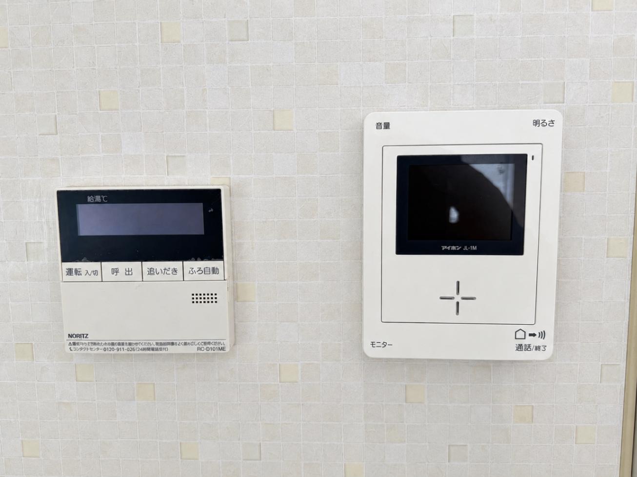 セキュリティ　左　給湯器、右　録画機能付きインターホン