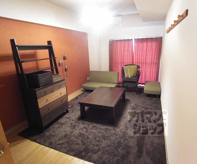 HIRO MOMOYAMAの居間写真