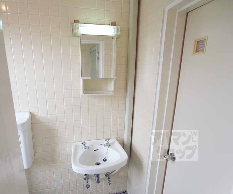 洗面設備　トイレ内の手洗い。