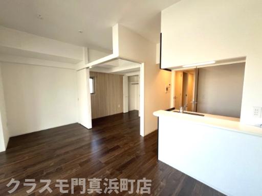 ＪＲ関西本線 ＪＲ難波駅 徒歩3分 15階建 築3年の居間写真
