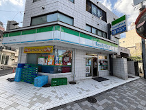 コンビニ　ファミリーマート六本木三丁目店（コンビニ）まで91m