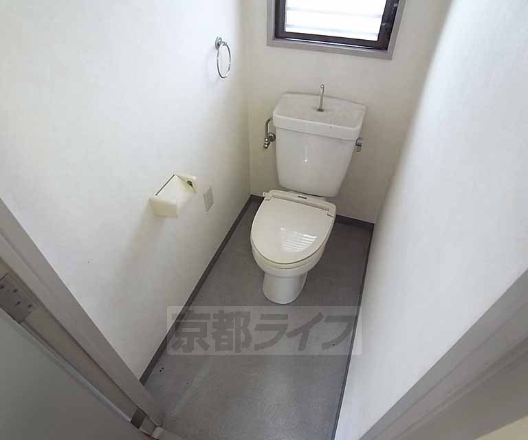 トイレ　トイレにも窓付き。