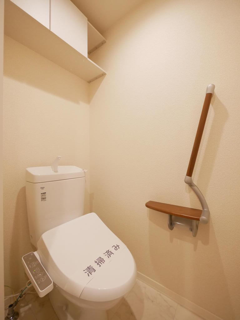 トイレ　温水洗浄便座付きのトイレには便利な上部収納棚もご用意