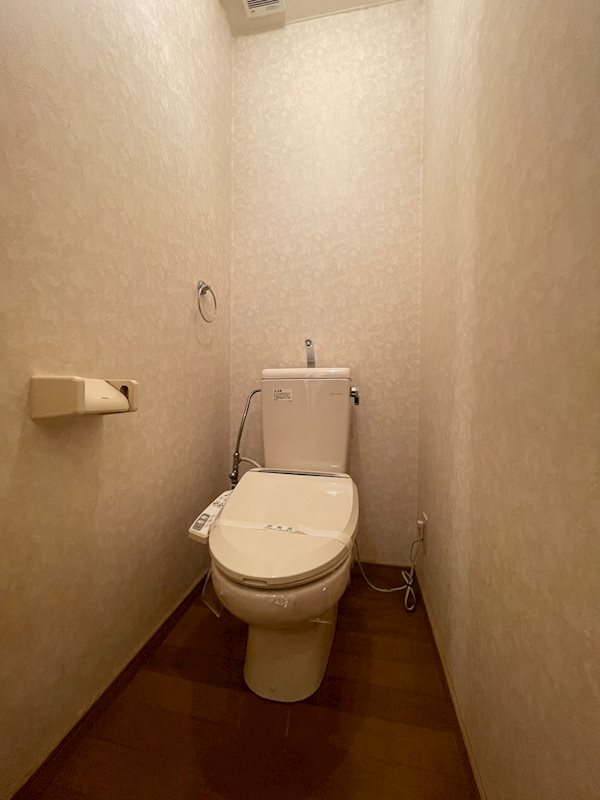 トイレ　温水洗浄機付きトイレです☆
