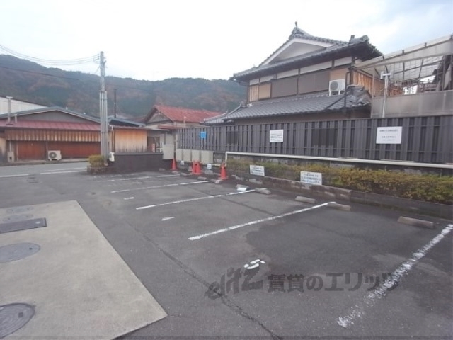 【亀岡市曽我部町寺のマンションの駐車場】