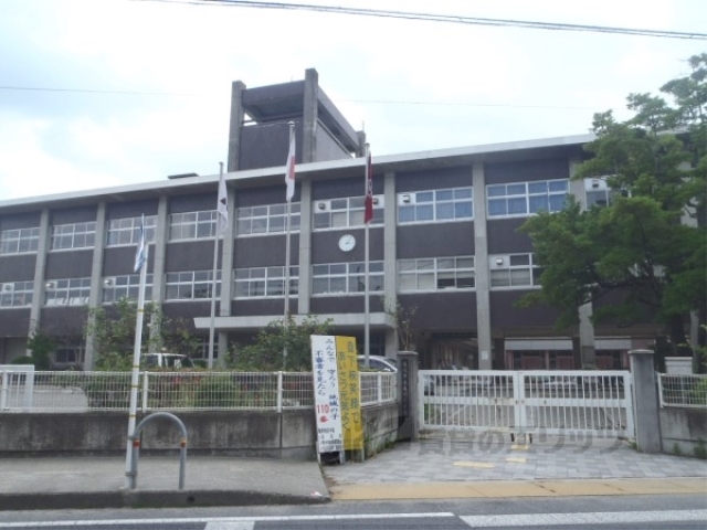 【亀岡市曽我部町寺のマンションの小学校】