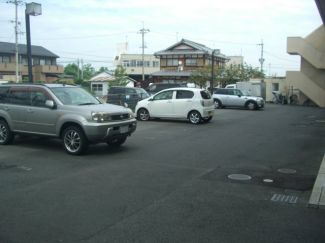 【西村マンションの駐車場】