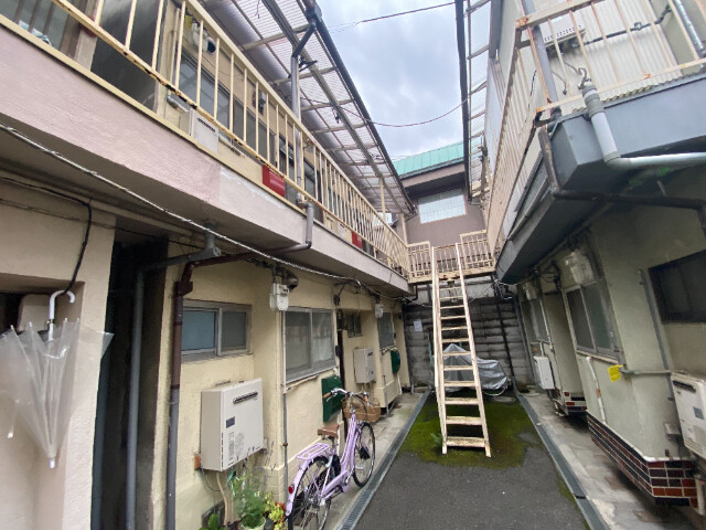 堺市西区浜寺元町のアパートの建物外観