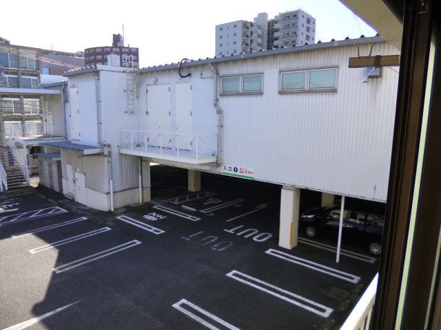 バルコニー　ベランダ側駐車場のため日当たり良好