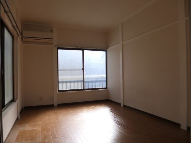 居室・リビング　角部屋で２面に窓あります。